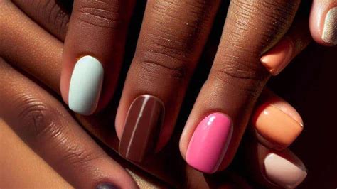 13 colores y estilos de uñas que realzan la piel morena